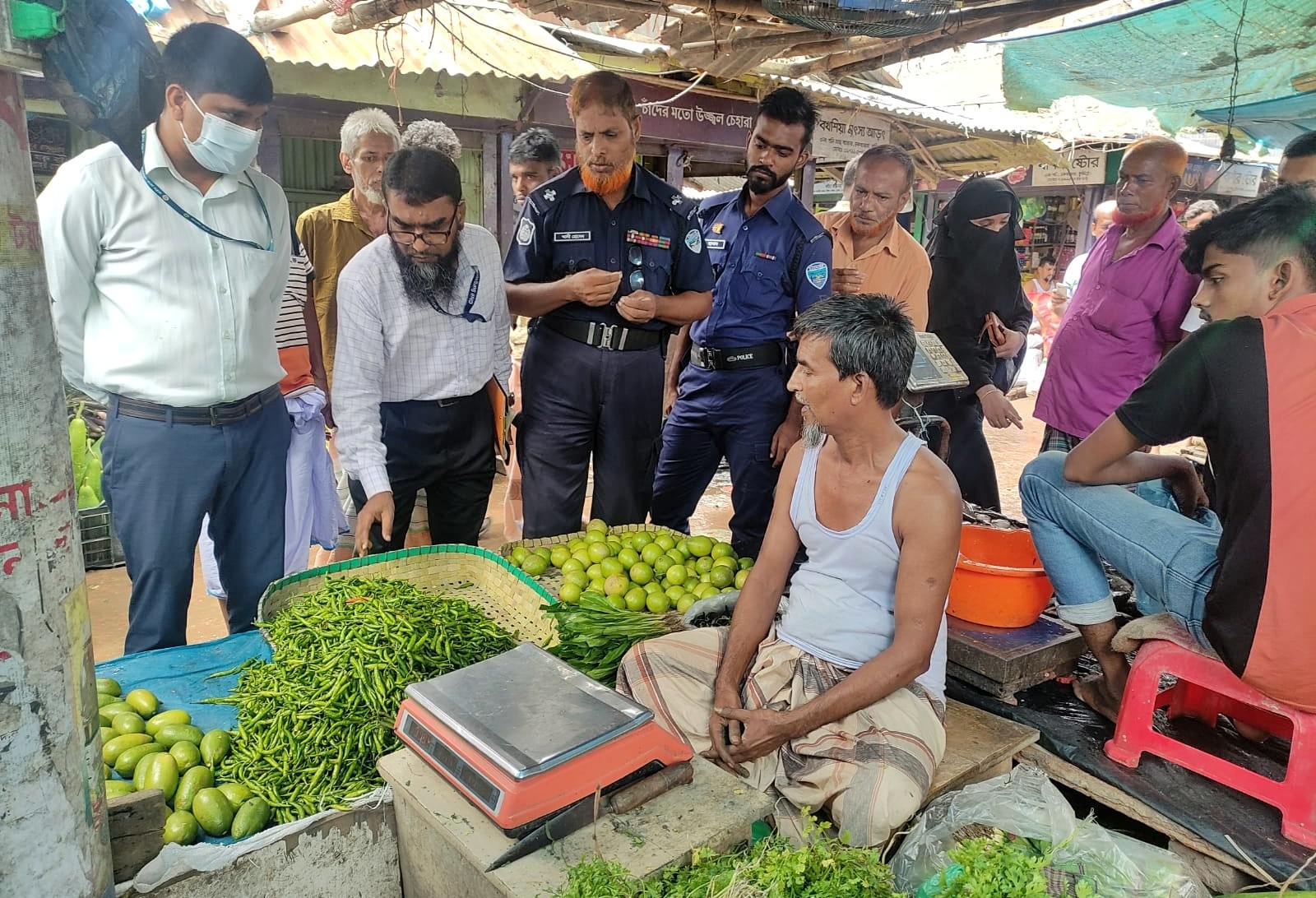 কুমিল্লায় কাঁচা মরিচ ও আলু বাজারে অভিযান,৫ প্রতিষ্ঠানকে জরিমানা